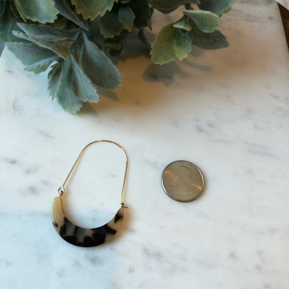 The Andie - Blonde Tortoise Crescent Hoop - Picture 5 of 6